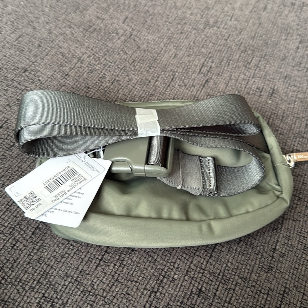 NWT: Lululemon Belt bag - Picture 2 of 4